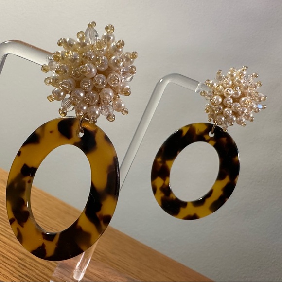 Pearl and tortoise earrings - Picture 3 of 3